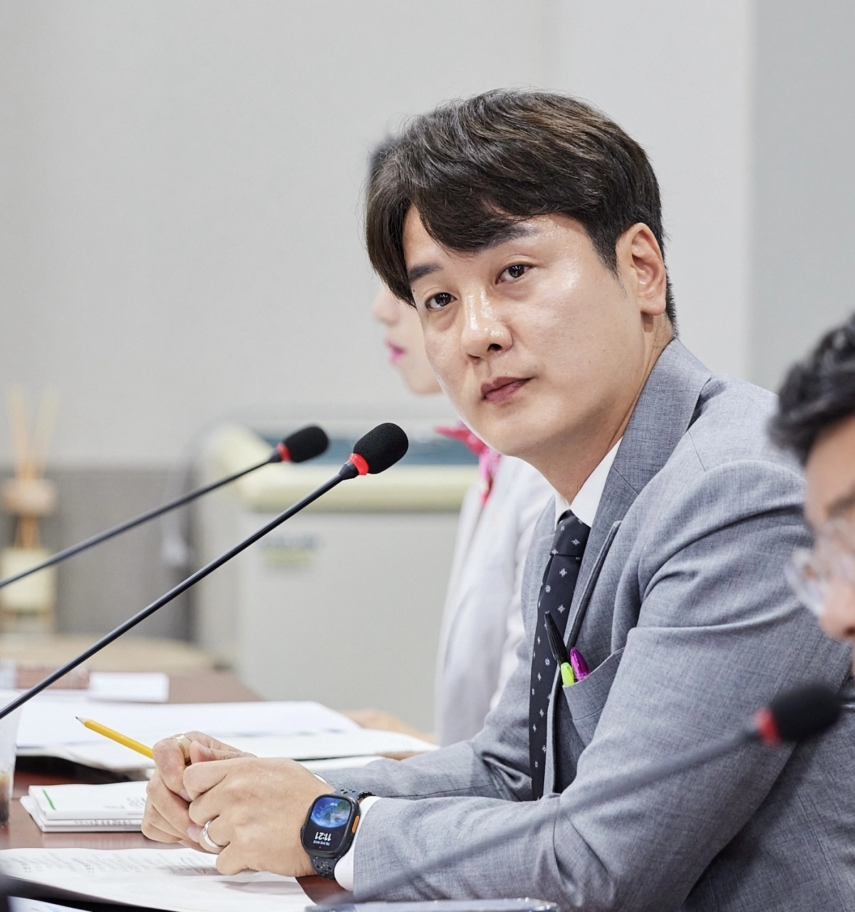 ▲도시환경위원회 김일중 의원이 제392회 임시회 제2차 회의에서 소관 부서 업무보고를 청취하며 정책의 지속성과 책임행정을 촉구하고 있다. (사진=경기도의회)
