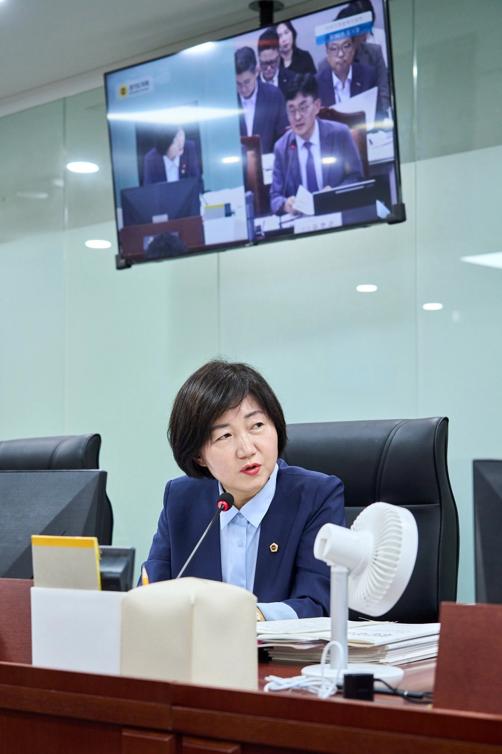 ▲윤도희 의원이 제392회 임시회 제2차 회의에서 경기도경제과학진흥원을 상대로 보수적인 목표 설정과 수출 상담액 중심 홍보 관행을 질타하고 있다. (사진=경기도의회)