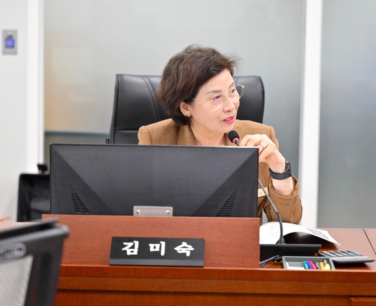▲김미숙 부의장이 제392회 임시회 농정해양위원회 축산동물복지국 업무보고에서 동물복지 정책 및 사업 현황에 대해 질의하고 있다. (사진=경기도의회)