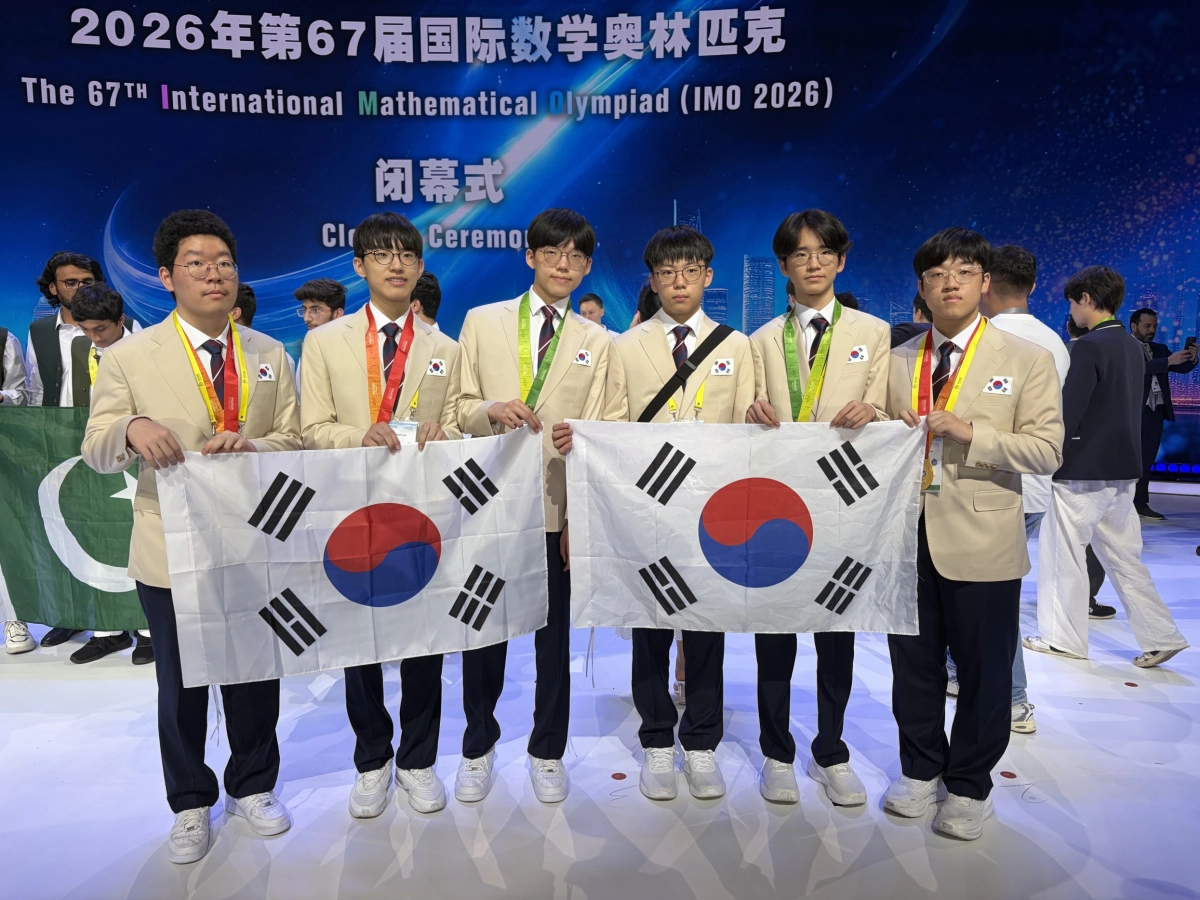 국제수학올림피아드에 참여해 전원 메달을 딴 한국 대표단. 왼쪽부터 변서진·이현준·홍승욱·김채민·김동현·심성진 학생  과학기술정보통신부 제공