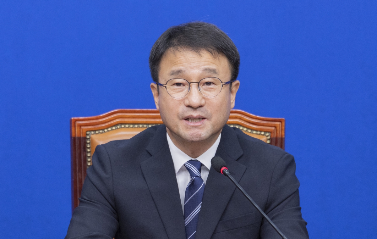 한병도 더불어민주당 대표 직무대행 겸 원내대표가 22일 국회에서 열린 최고위원회의에서 검찰 개혁 완성에 대해 발언하고 있다.  연합뉴스