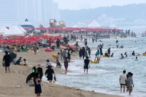 “파도 휩쓸린 아이 구하고 바람처럼 사라져”…‘의인’ 정체 밝혀졌다