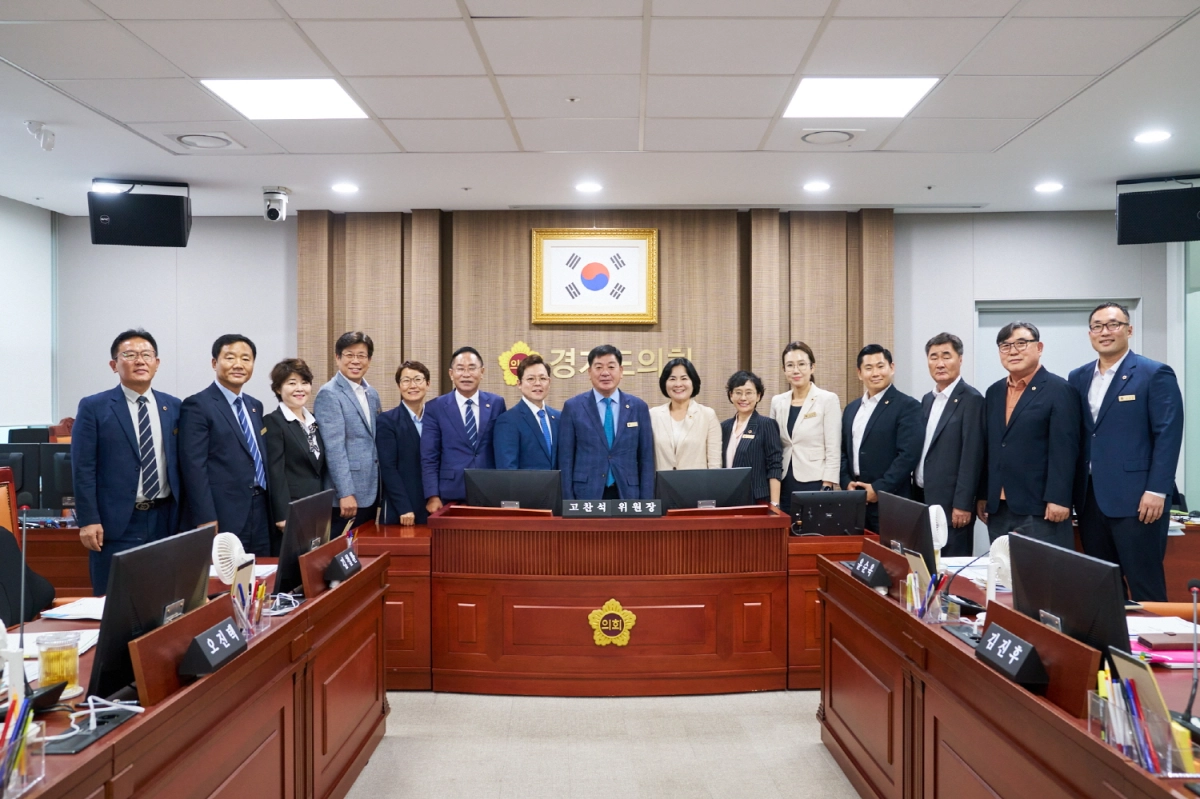 ▲건설교통위원회 고찬석 위원장을 비롯한 상임위원들이 제12대 전반기 상임위 구성을 마치고 기념촬영을 하고 있다. (사진=경기도의회)