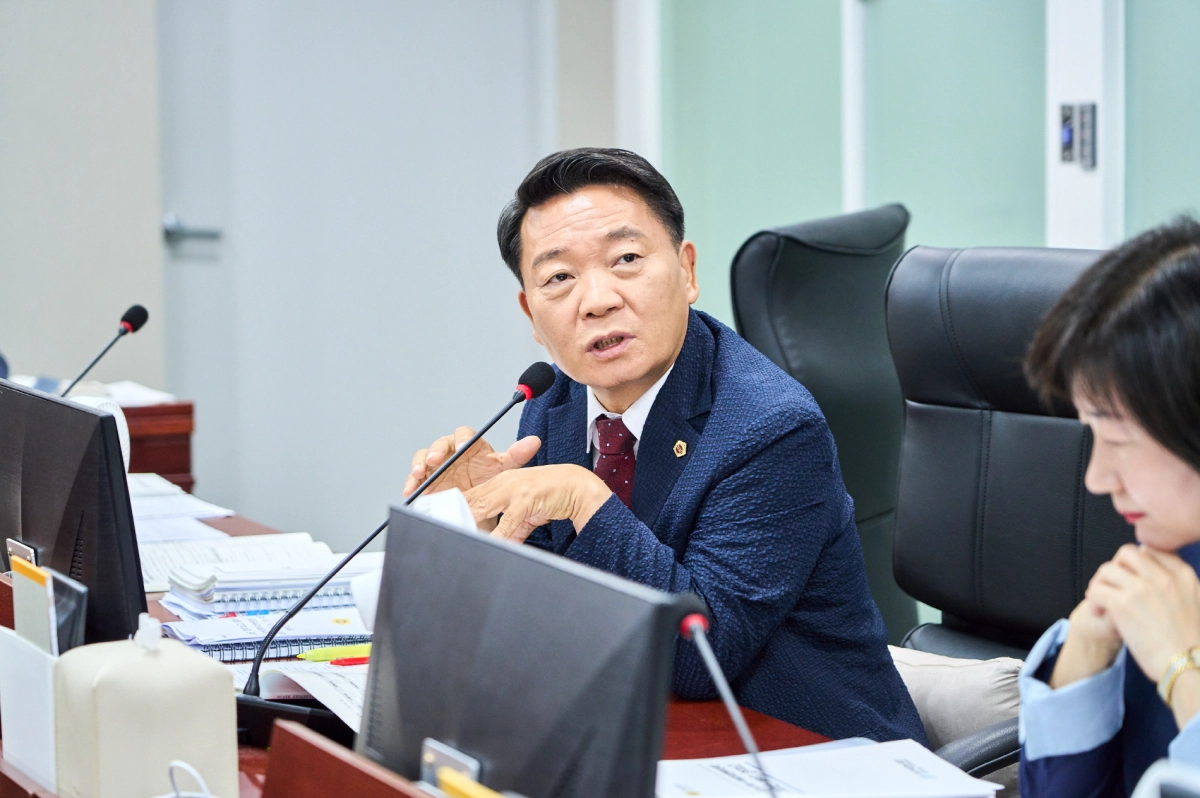▲방성환 의원이 경기도경제과학진흥원 업무보고에서 조직 운영 효율화와 미래산업 선도 기관으로의 역할 재정립을 촉구하고 있다. (사진=경기도의회)