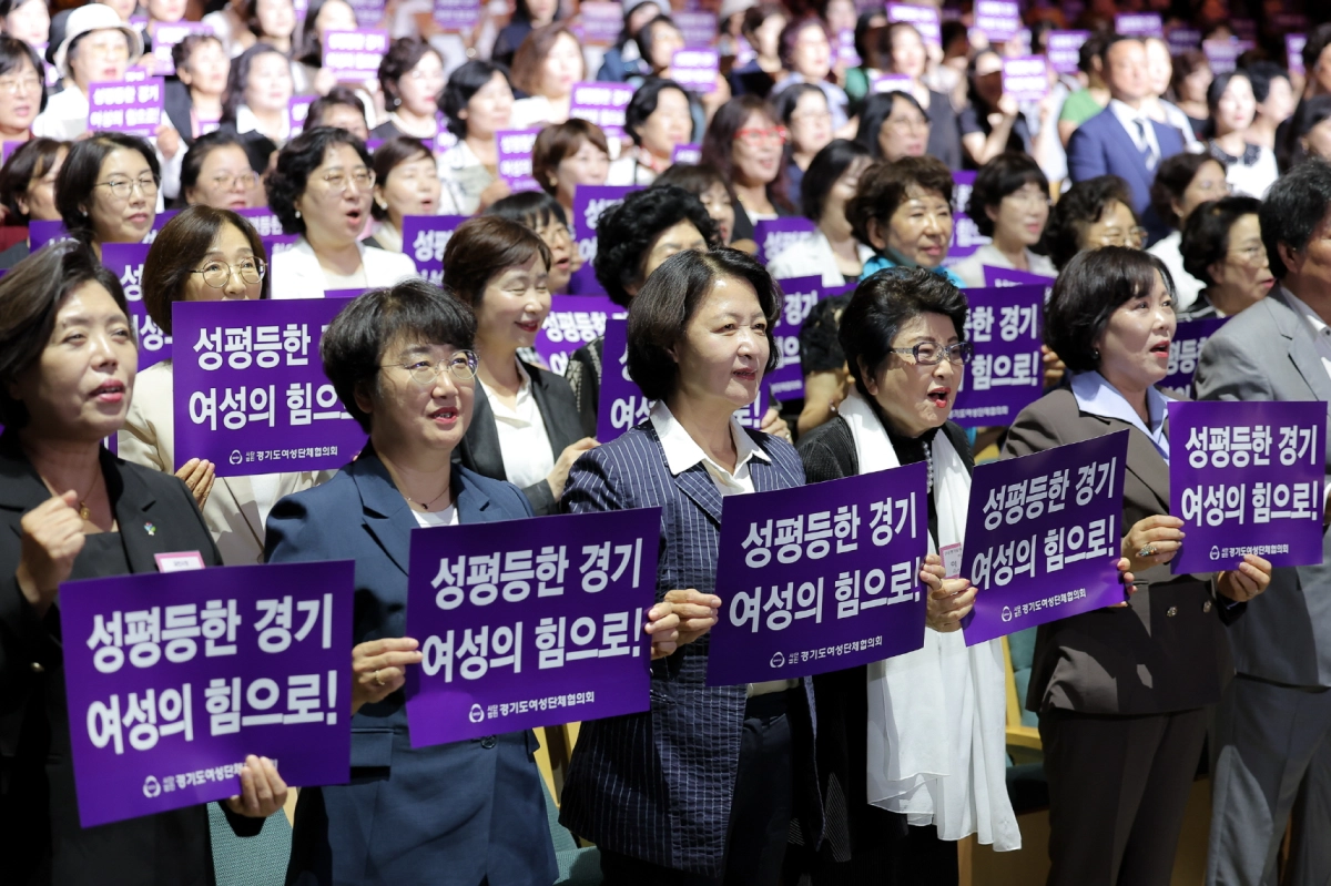 ▲경기도의회 고은정 부의장을 비롯한 내빈과 여성 지도자들이 ‘제41회 경기여성대회 기념식’에서 피켓을 들고 성평등 경기 실현을 다짐하고 있다. (사진=경기도의회)