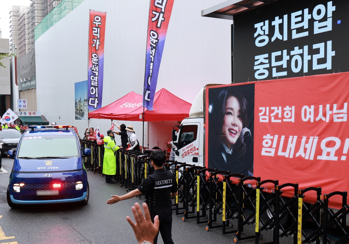 김건희 여사가 22일 호송차를 타고 경기 과천시 2차 종합특검 사무실에 들어서고 있다. 뉴스1