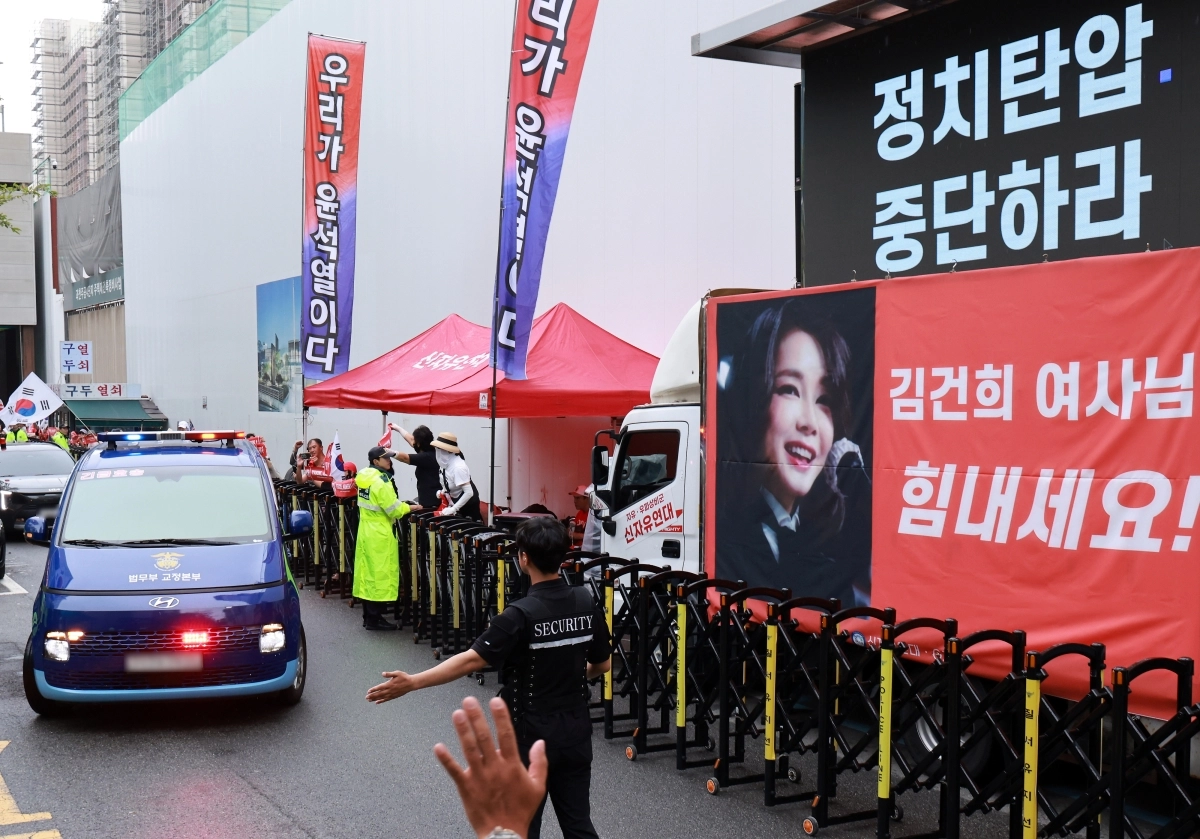 김건희 여사가 22일 호송차를 타고 경기 과천시 2차 종합특검 사무실에 들어서고 있다. 뉴스1