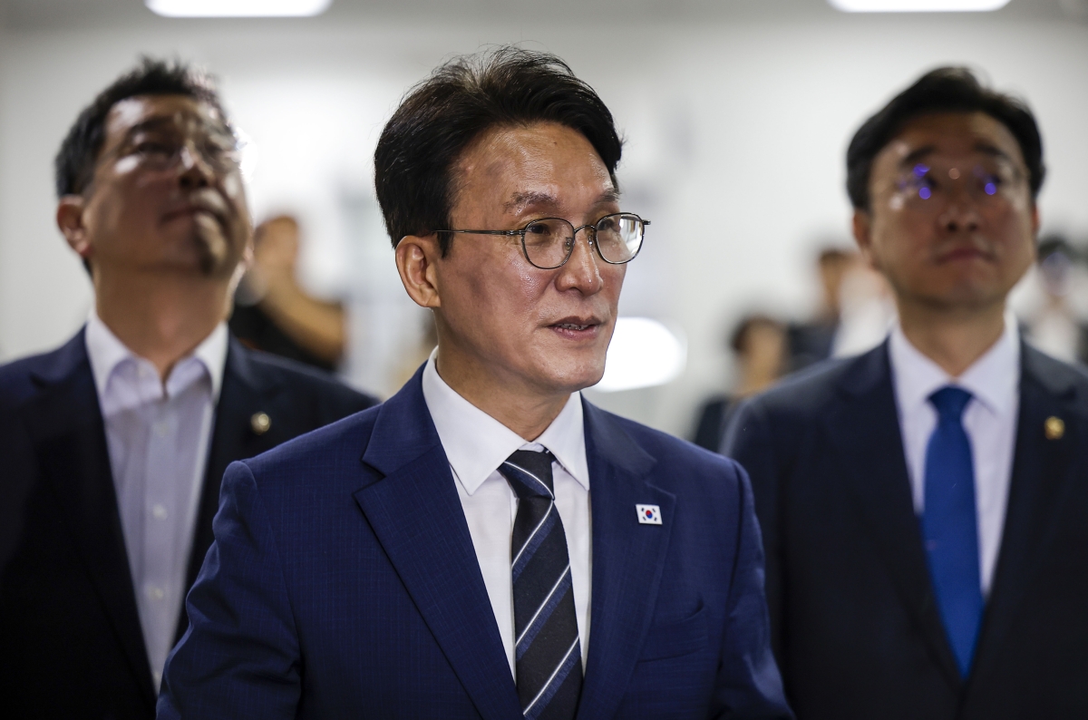 김민석 더불어민주당 대표 후보가 22일 서울 여의도 국회 소통관에서 4대 개혁 발표 기자회견을 하기 위해 이동하고 있다. 2026.07.22. 뉴시스