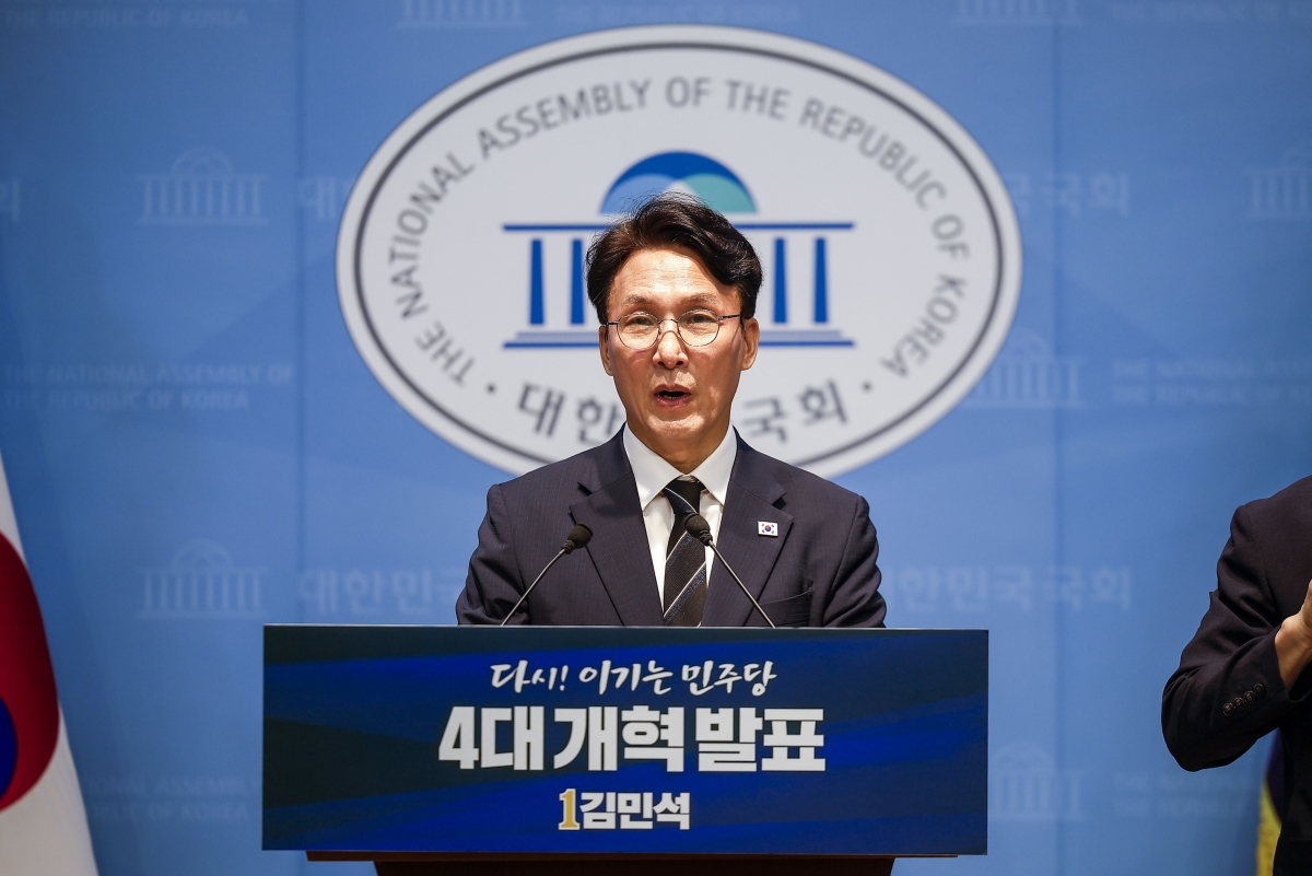 김민석 더불어민주당 대표 후보가 22일 서울 여의도 국회 소통관에서 4대 개혁 발표 기자회견을 하고 있다. 2026.07.22. 뉴시스