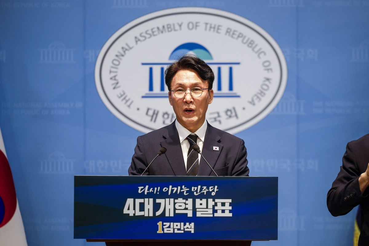 김민석 더불어민주당 대표 후보가 22일 서울 여의도 국회 소통관에서 4대 개혁 발표 기자회견을 하고 있다. 2026.07.22. 뉴시스