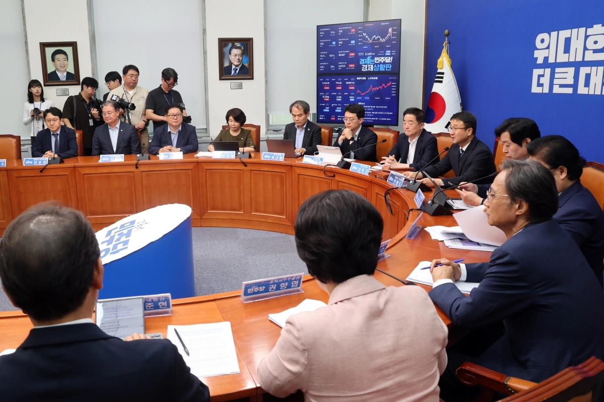 한병도 더불어민주당 당대표 직무대행 겸 원내대표가 22일 서울 여의도 국회에서 열린 최고위원회의에서 모두 발언을 하고 있다. 2026.7.22 뉴스1