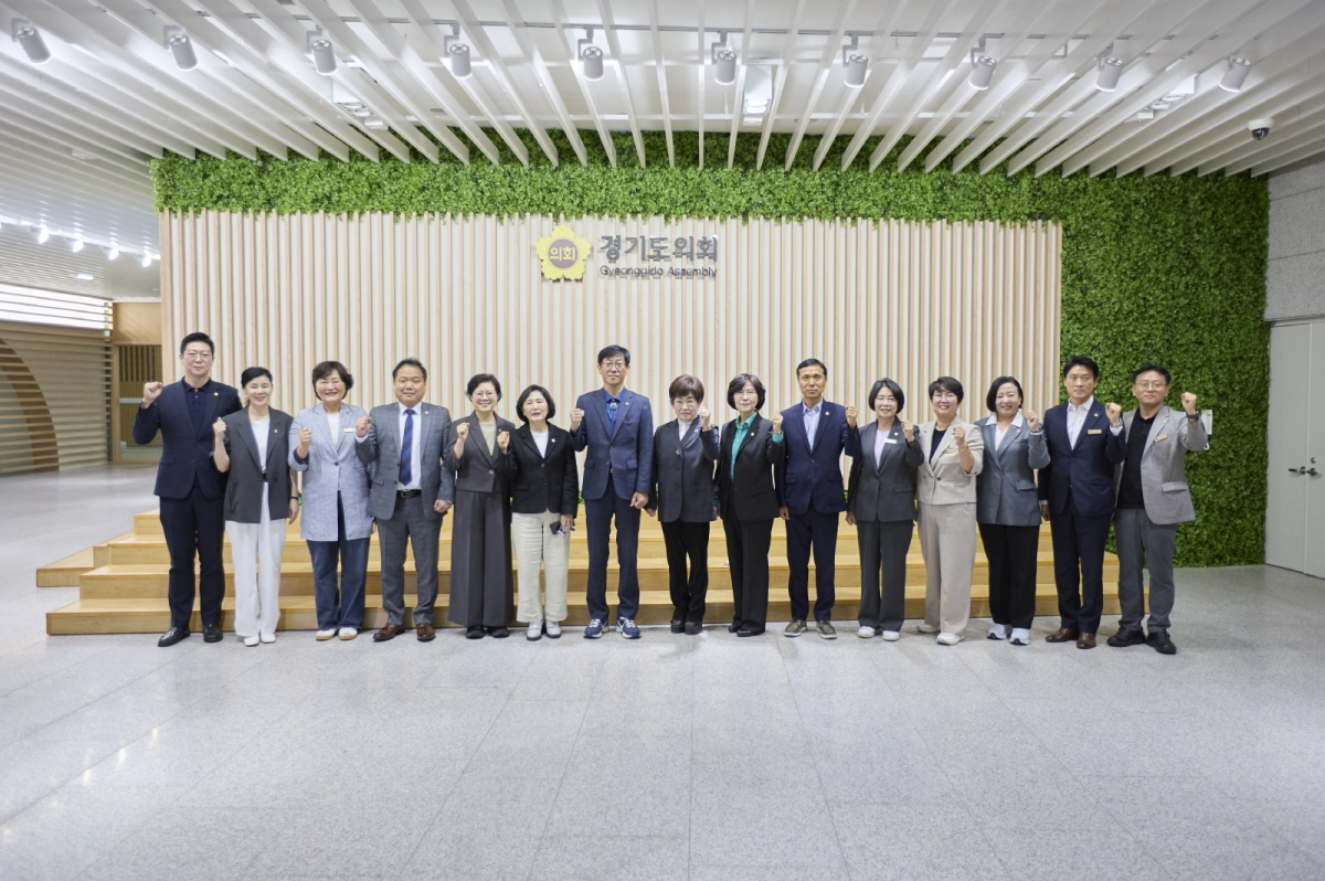 ▲경기도의회 교육기획위원회 국중범 위원장을 비롯한 상임위원들이 제12대 전반기 첫 상임위원회 회의를 마치고 파이팅을 외치며 기념촬영을 하고 있다. (사진=경기도의회)