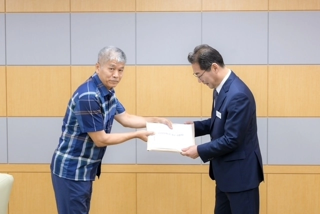 김효승 순천환경운동연합 이사장이 손훈모 시장에게 ‘차세대 공공자원화시설’ 정책 제안서를 전달하고 있다.