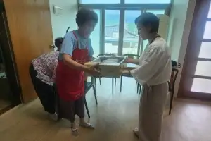 순천시 농산물도매시장 중도매입협회, 승주읍에 포도 50박스 기탁
