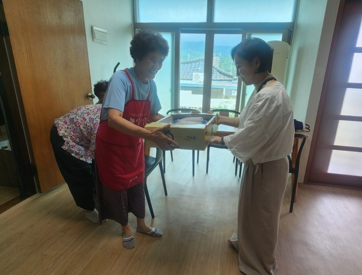 방수진 승주읍장이 관내 어르신에게 포도를 전달하고 있다.