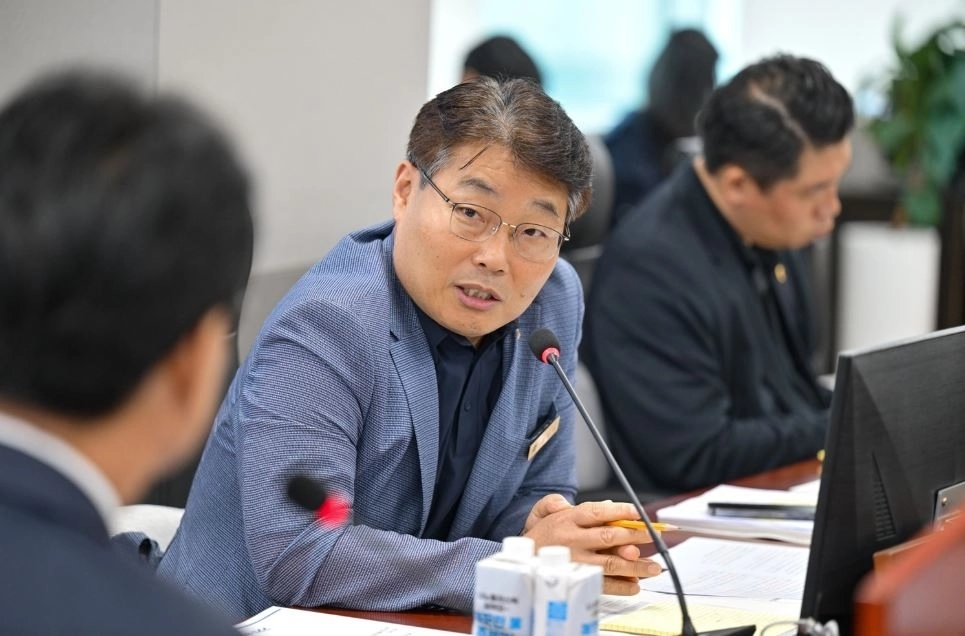 ▲ 지난 21일 열린 제392회 임시회 축산동물복지국 업무보고에서 김성태 의원이 질의하고 있다. (사진=경기도의회)
