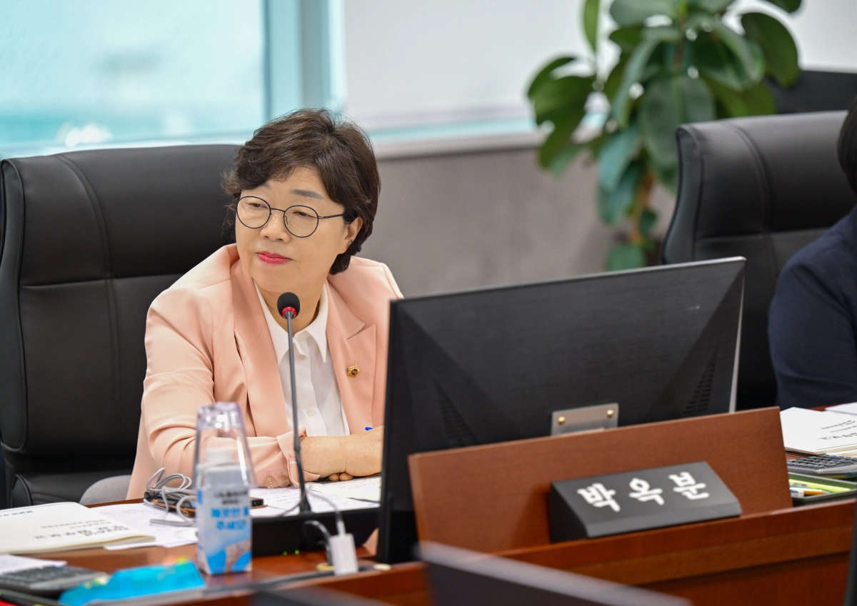 ▲박옥분 의원이 제392회 임시회 농정해양위원회 제2차 회의에서 농업기술원과 기후환경에너지국 업무보고를 받고 질의를 이어가고 있다. (사진=경기도의회)