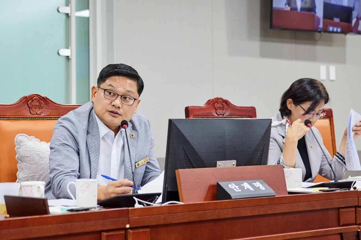 ▲안계명 의원이 제392회 임시회 제2차 도시환경위원회 기후환경에너지국 업무보고에서 질의를 진행하고 있다. (사진=경기도의회)