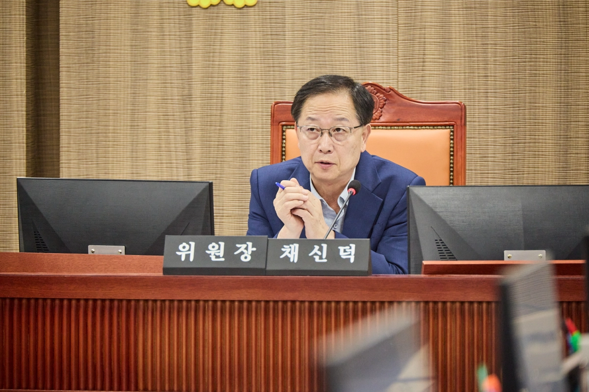 ▲채신덕 문화체육관광위원장이 21일 열린 상임위원회 업무보고에서 유아체육 및 G-스포츠클럽 현안에 대해 질의하고 있다. (사진=경기도의회)