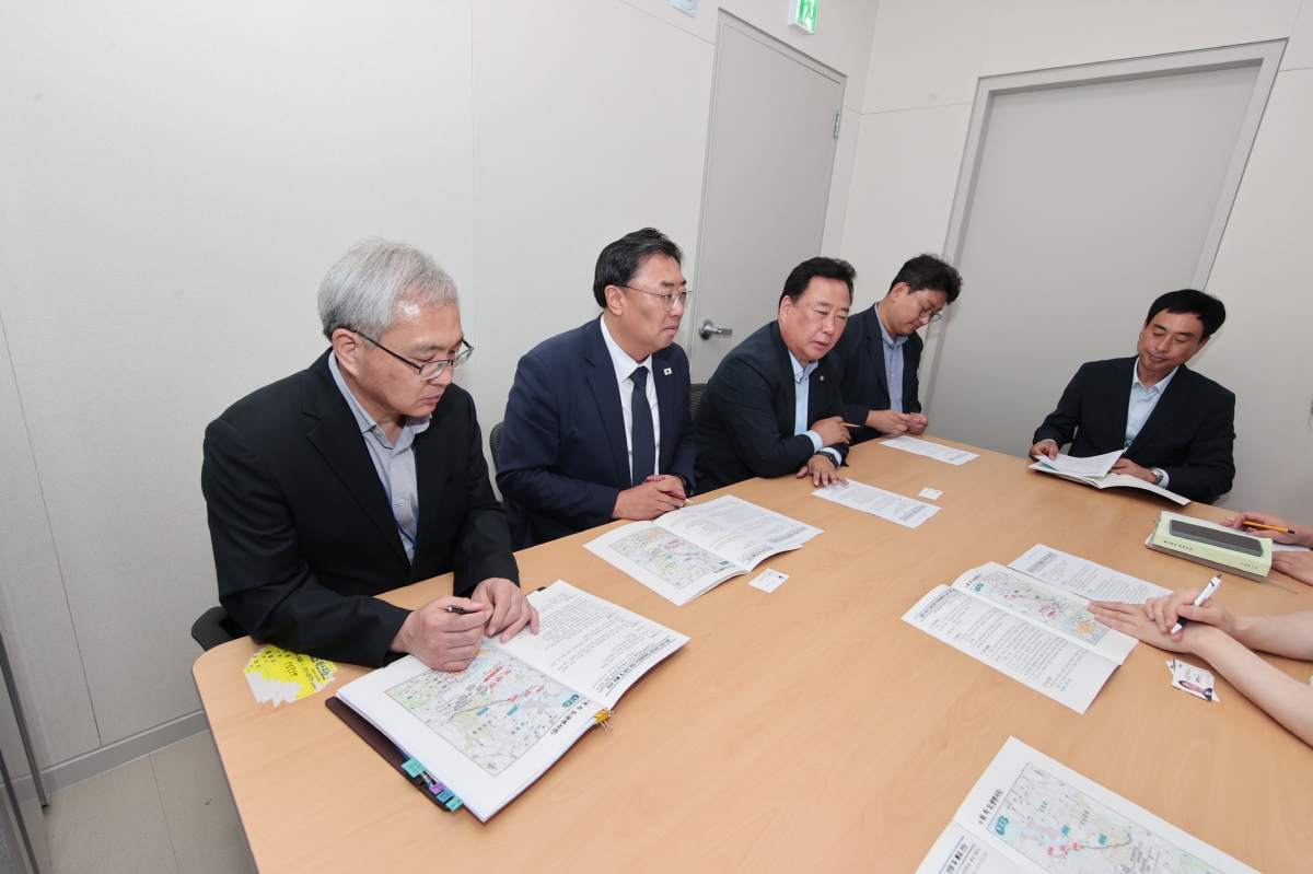 충남 당진시 김기재 시장과 어기구 의원이 기획예산처를 방문해 주요 현안사업 정부예산 반영을 건의하고 있다. 시 제공