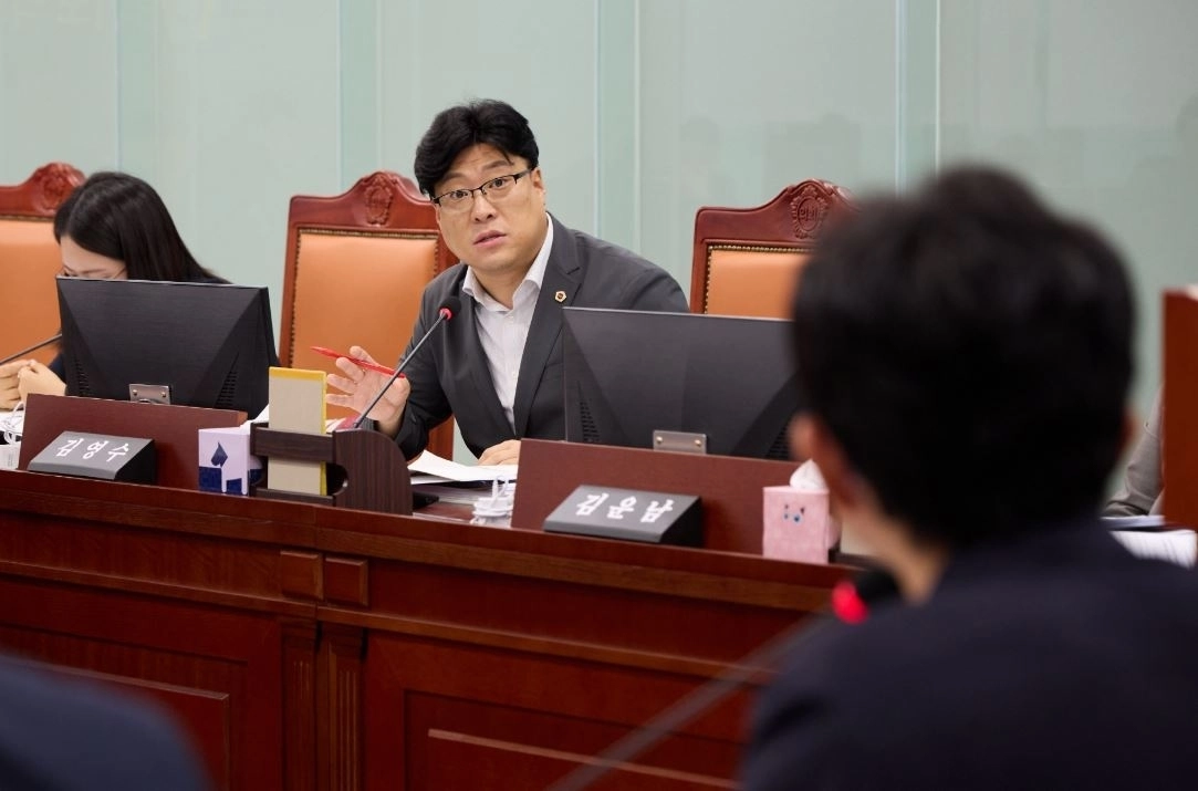▲ 지난 21일 열린 제392회 임시회 제2차 기획재정위원회 업무보고에서 발언중인 김영수 의원. (사진=경기도의회)