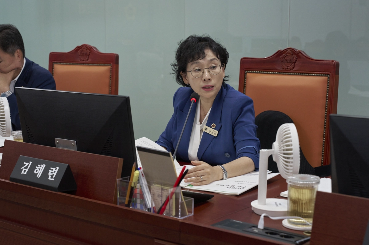 ▲김해련 의원이 건설국 소관 업무보고에서 일산대교 무료화 대책 및 시설물 안전 예산 확보에 대해 질의하고 있다. (사진=경기도의회)