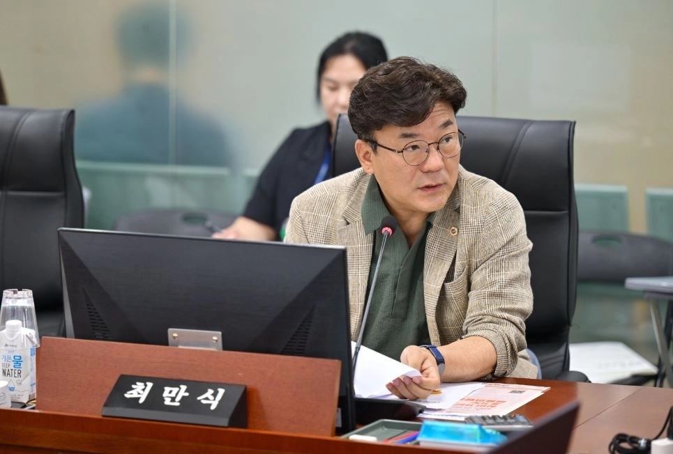 ▲ 지난 21일 열린 제392회 임시회 축산동물복지국 업무보고에서 발언중인 최만식 의원(사진=경기도의회)