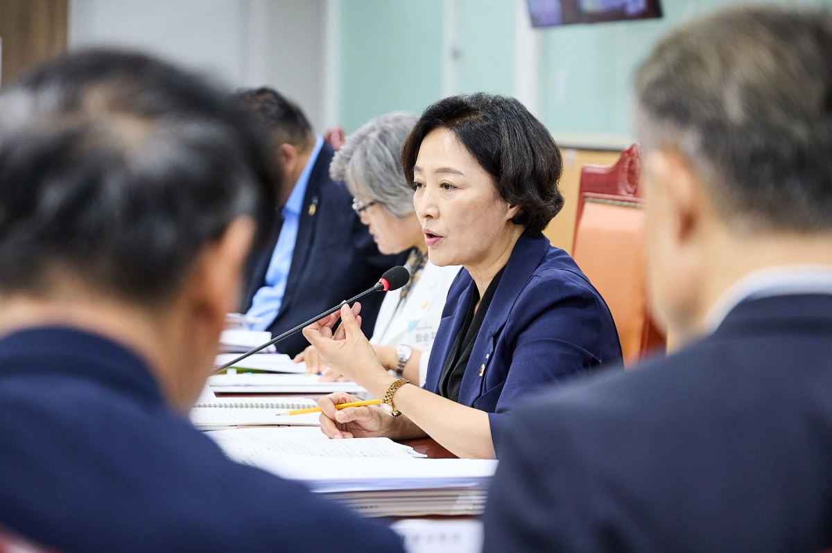 ▲김명숙 의원이 제392회 임시회 제2차 여성가족평생교육위원회 업무보고에서 미래평생교육국의 질적 성과관리 체계 구축을 촉구하고 있다. (사진=경기도의회)