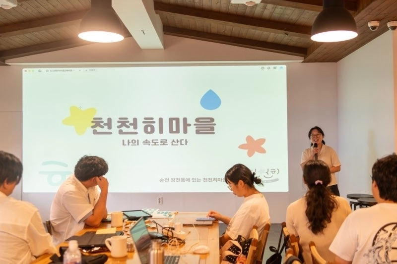 임이경 천천히마을 대표가 청년 창업자들과 회의를 열고 있다.