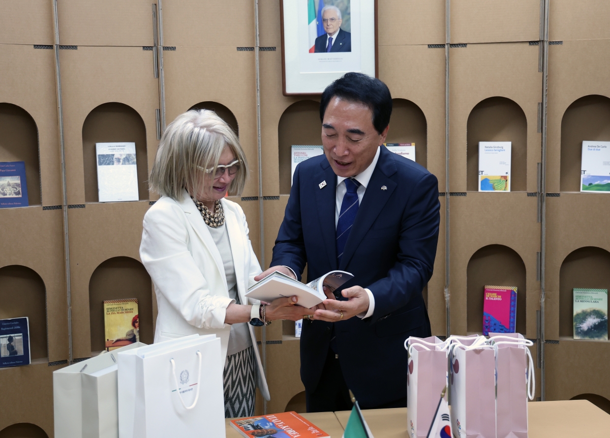 박수현 충남도지사가 22일 주한 이탈리아대사관에서 에밀리아 가토 대사를 만나 교류·협력 확대 방안을 논의하고 있다. 도 제공