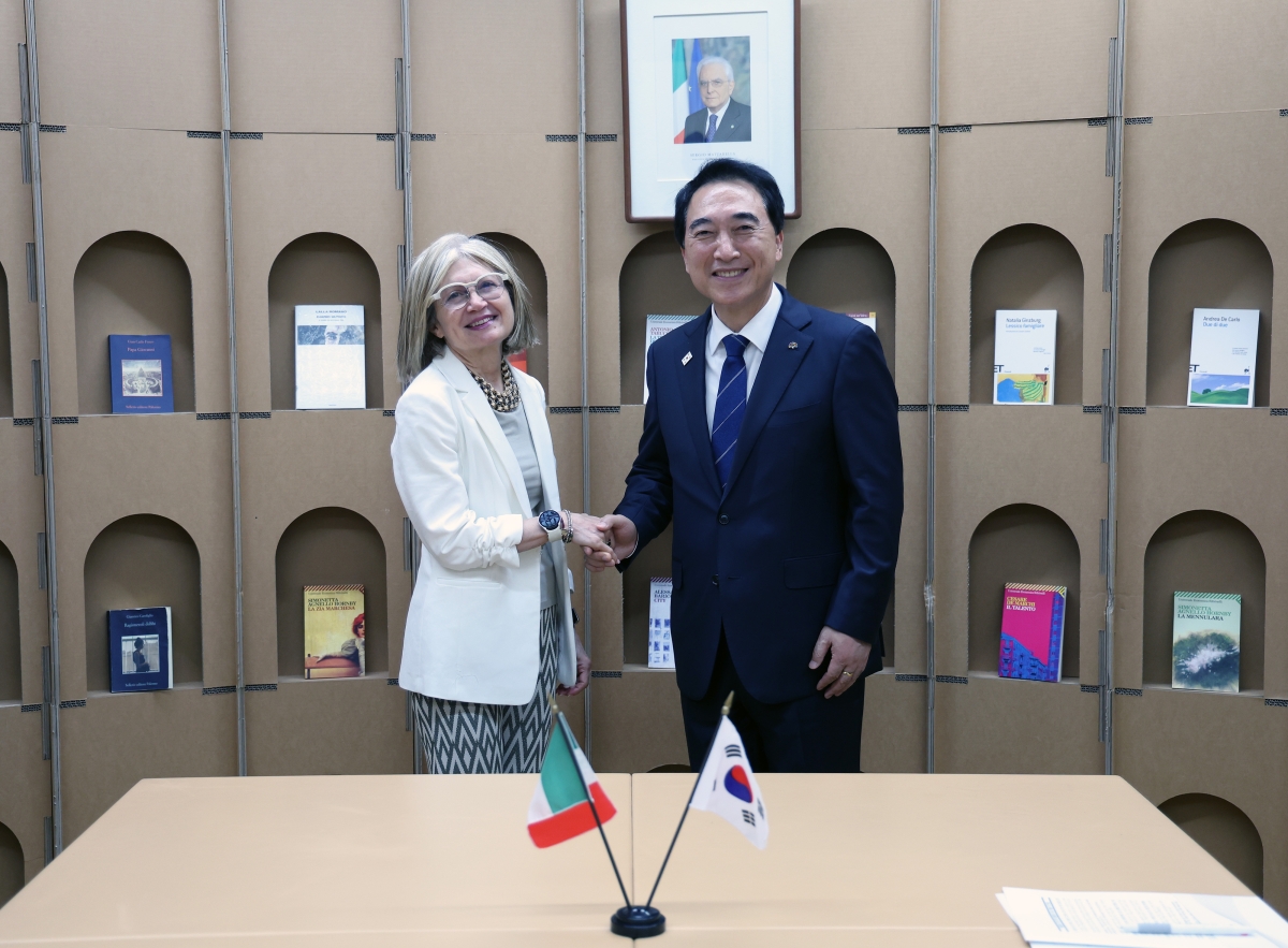 박수현 충남도지사가 22일 주한 이탈리아대사관에서 에밀리아 가토 대사와 인사를 나누고 있다. 도 제공