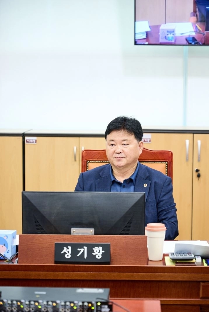 ▲ 지난 21일 열린 제392회 임시회 제2차 회의에서 미래평생교육국과 경기도서관의 2026년도 업무보고를 받은 성기황 의원(사진=경기도의회)