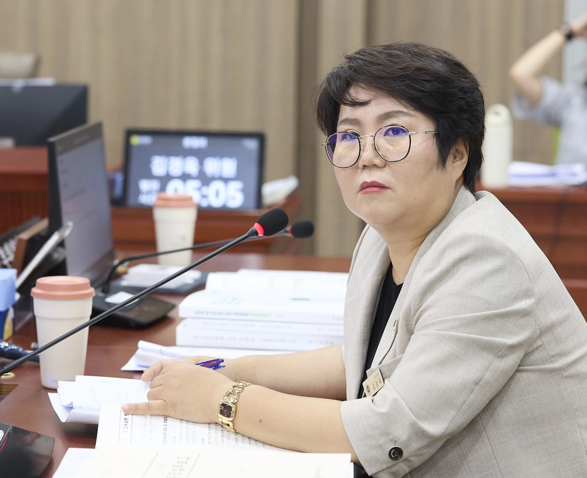 ▲교육기획위원회 김경옥 의원이 소관 부서 업무보고에서 경기도교육청의 AI 교육 정책 및 조리로봇 도입 사업의 실효성 검증을 촉구하고 있다. (사진=경기도의회)