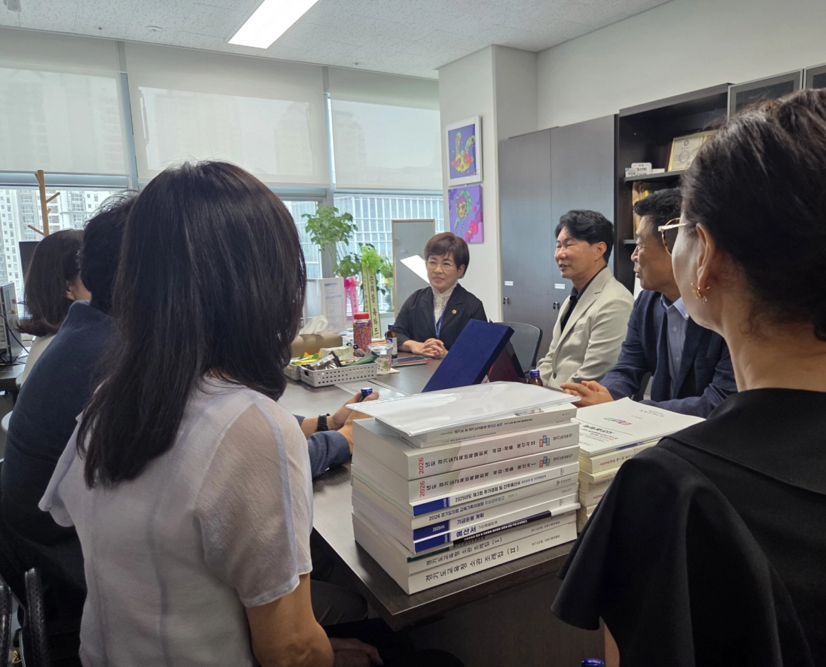 ▲김선희 의원이 한국유치원총연합회 경기도지회 관계자들과 간담회를 열고 경기 유아교육 발전 및 유보통합 추진 방안을 논의하고 있다. (사진=경기도의회)