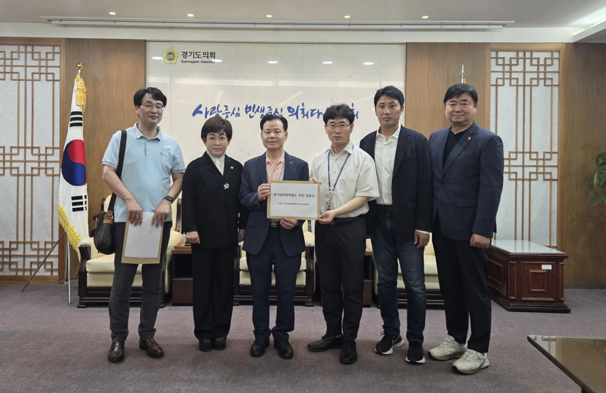 ▲김선희 의원과 경기남부광역도시철도 추진 시민연합회 관계자들이 경기남부광역도시철도의 제5차 국가철도망 구축계획 반영 촉구 서한을 들고 기념촬영을 하고 있다. (사진=경기도의회)