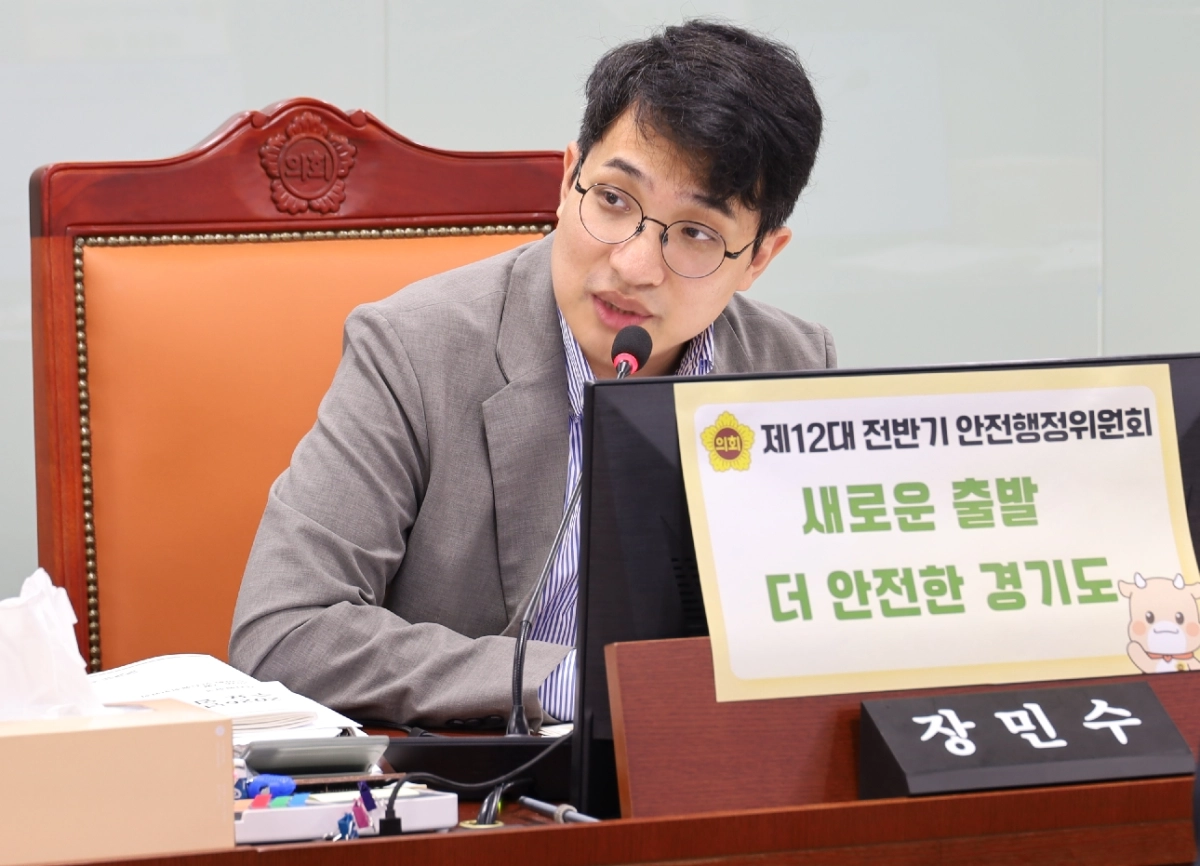 ▲안전행정위원회 장민수 의원이 소관 부서 업무보고에서 평촌 등 1기 신도시 침수 방지 대책과 선제적 대응 절차 간소화를 촉구하고 있다. (사진=경기도의회)