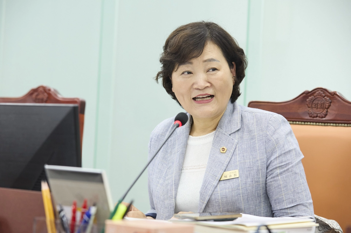 ▲교육기획위원회 박순희 의원이 소관 부서 업무보고에서 유보통합 급식 지원 단가 통일 및 급식 경비 형평성 확보 대책을 촉구하고 있다. (사진=경기도의회)