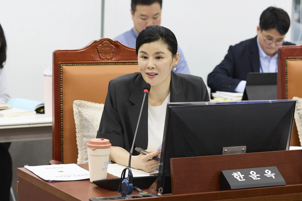 ▲교육기획위원회 한운옥 의원이 소관 부서 업무보고에서 경기도교육연구원의 연구 인력 결원 문제 해결 및 연구 질 관리 강화를 촉구하고 있다. (사진=경기도의회)