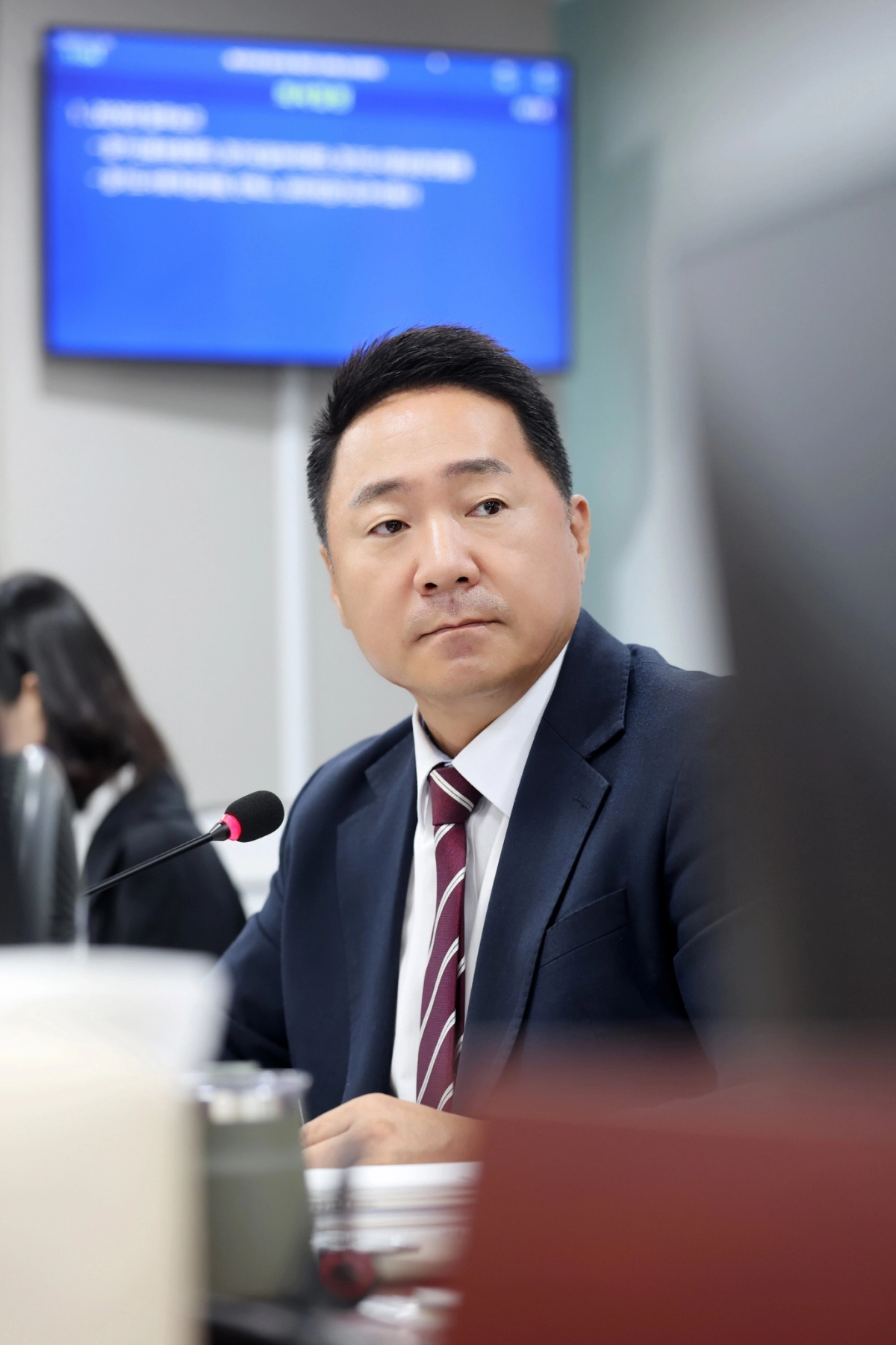 ▲경제노동위원회 정용한 의원이 21일 열린 소관 공공기관 업무보고에서 질의를 진행하고 있다. (사진=경기도의회)