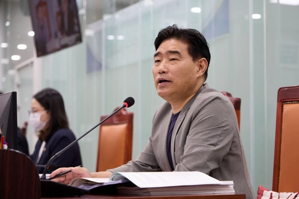▲ 지난 21일 열린 제392회 임시회 기획재정위원회 감사위원회 및 도민권익위원회 주요업무보고에서 발언중인 김운남 의원(사진=경기도의회)