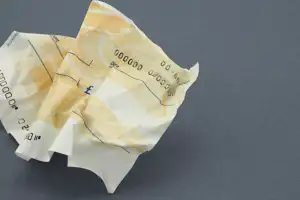 길에 떨어져 있던 3000만원 수표뭉치 주인이 없다?…발행인도 “몰라요”