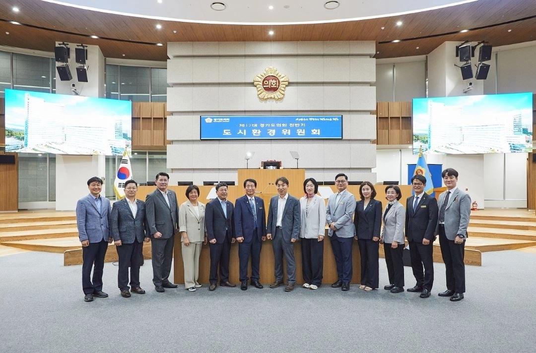 ▲ 경기도의회 도시환경위원회 소속 위원들이 현장 점검 후 기념촬영을 하고 있다. (사진=경기도의회)