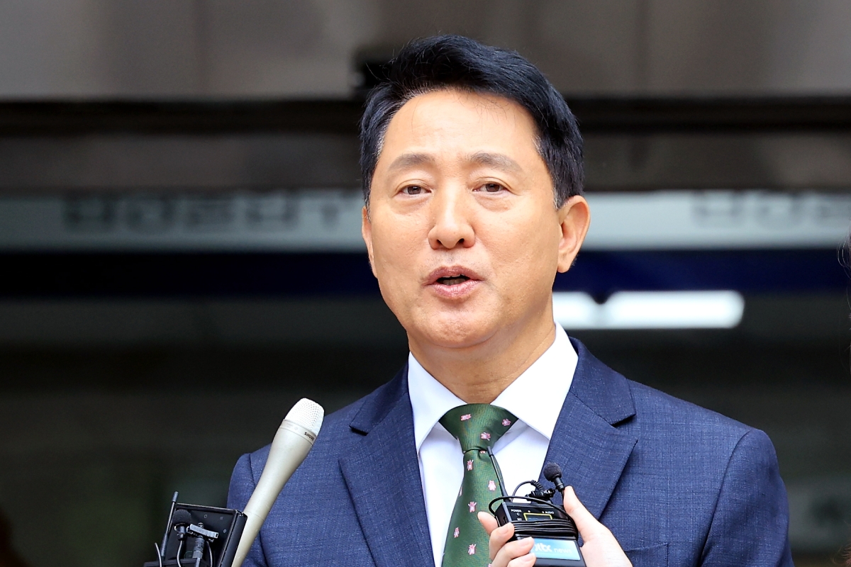 오세훈 서울시장이 22일 서울 서초구 서울중앙지방법원에서 열린 정치자금법위반 혐의 1심 선고를 마치고 취재진의 질문에 답하고 있다. 2026.7.22 뉴스1