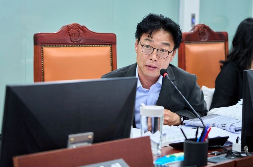 ▲ 지난 21일 열린 제392회 임시회 제2차 문화체육관광위원회 회의에서 질의하는 김승기 의원(사진=경기도의회)