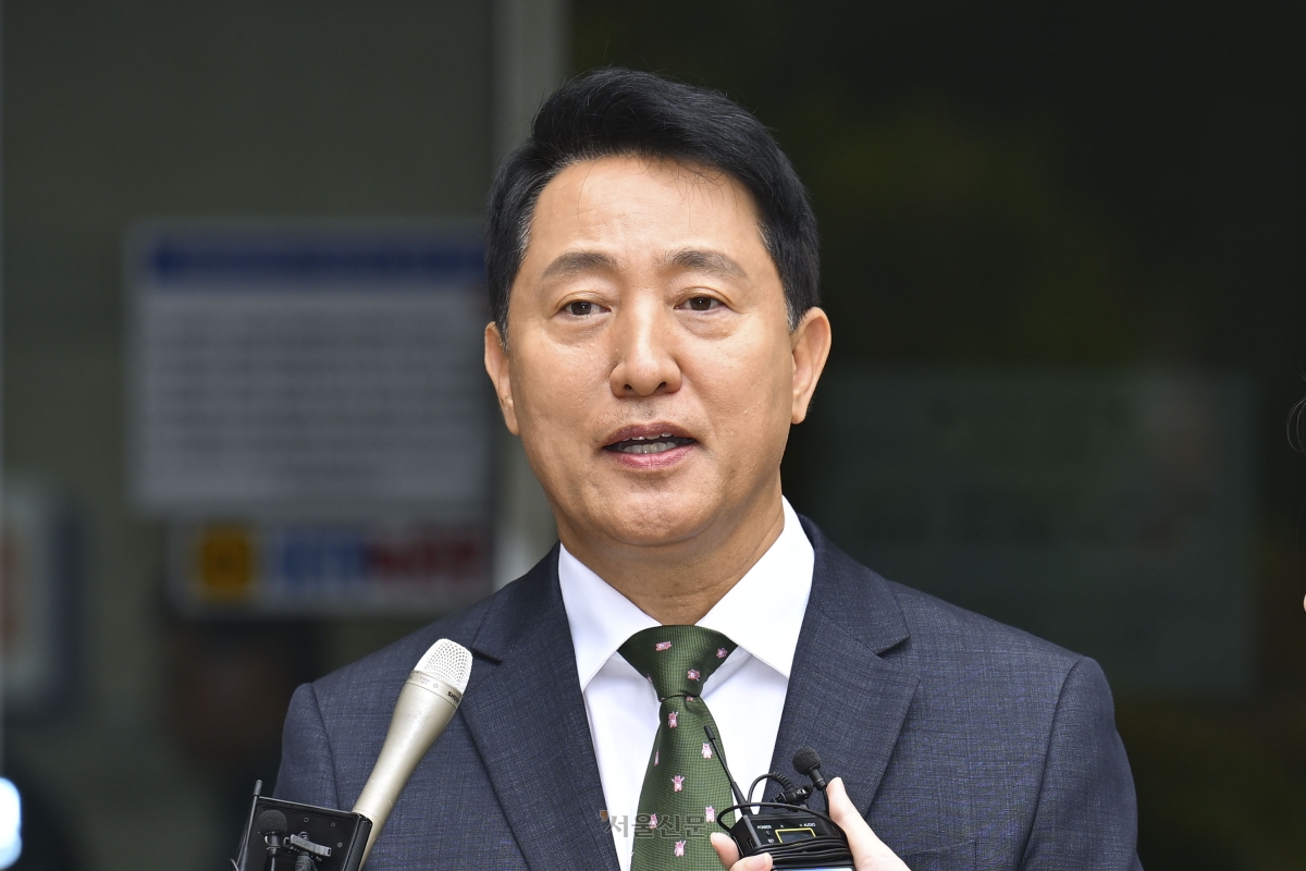 오세훈 서울시장이 22일 서울 서초구 서울중앙지방법원에서 열린 정치자금법 위반 혐의 1심 선고 공판 후 취재진의 질문에 답하고 있다. 이지훈 기자