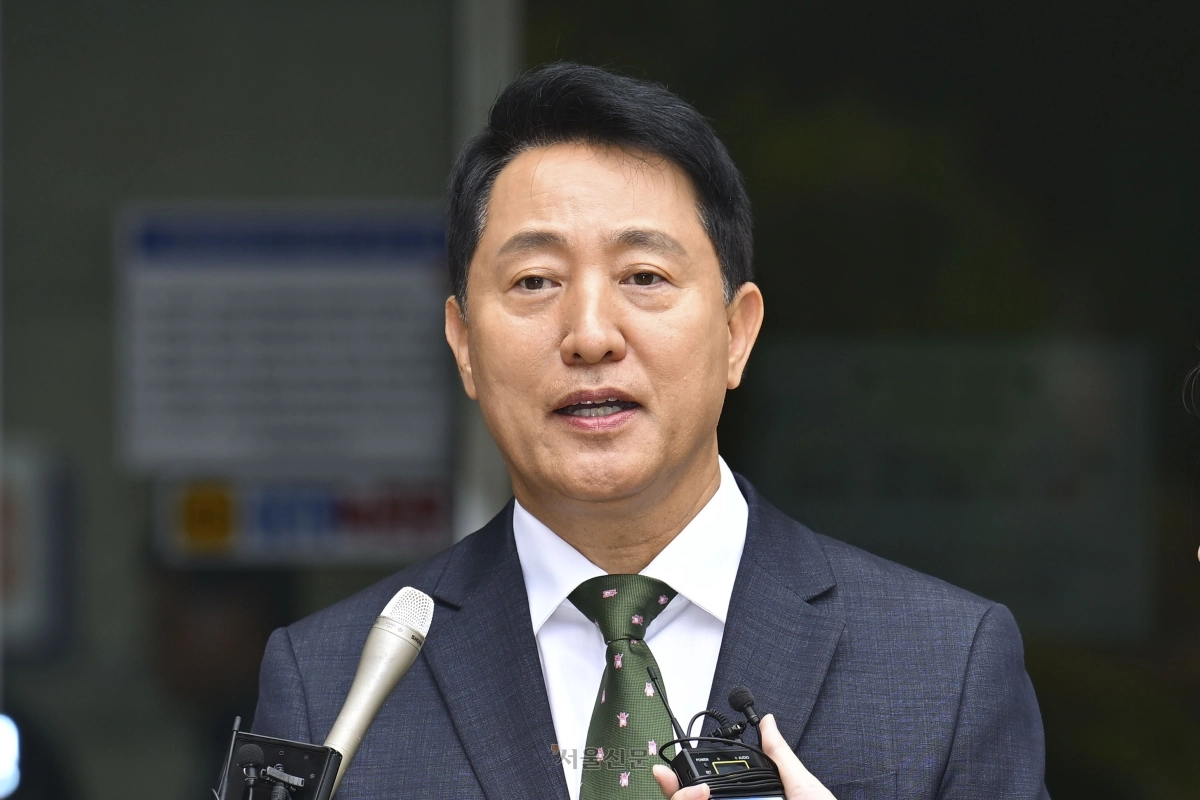 오세훈 서울시장이 22일 서울 서초구 서울중앙지방법원에서 열린 정치자금법 위반 혐의 1심 선고 공판 후 취재진의 질문에 답하고 있다. 이지훈 기자
