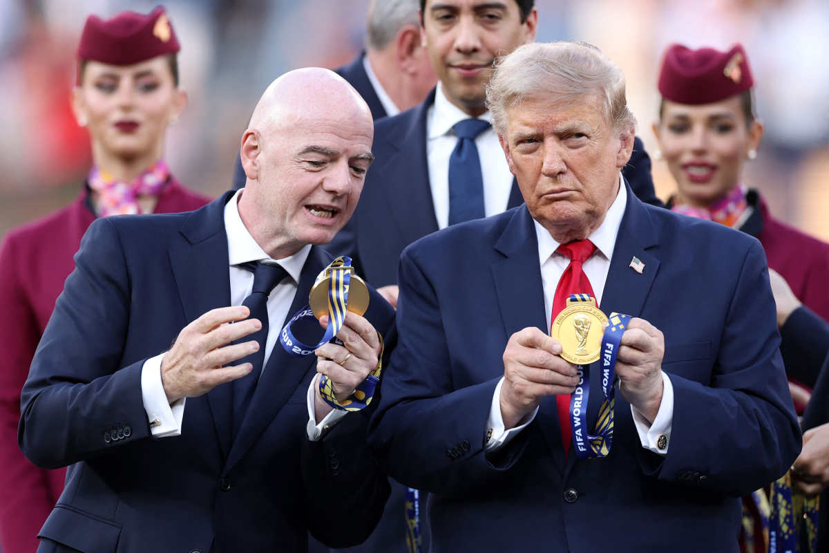 잔니 인판티노(왼쪽) 국제축구연맹(FIFA) 회장과 도널드 트럼프 미국 대통령이 지난 20일(한국시간) 미 뉴저지주 이스트 러더퍼드의 뉴욕/뉴저지 스타디움에서 2026 북중미월드컵 결승전이 끝난 직후 시상식에서 수여할 금메달을 보며 대화를 나누고 있다. 이스트 러더퍼드 AFP 연합뉴스