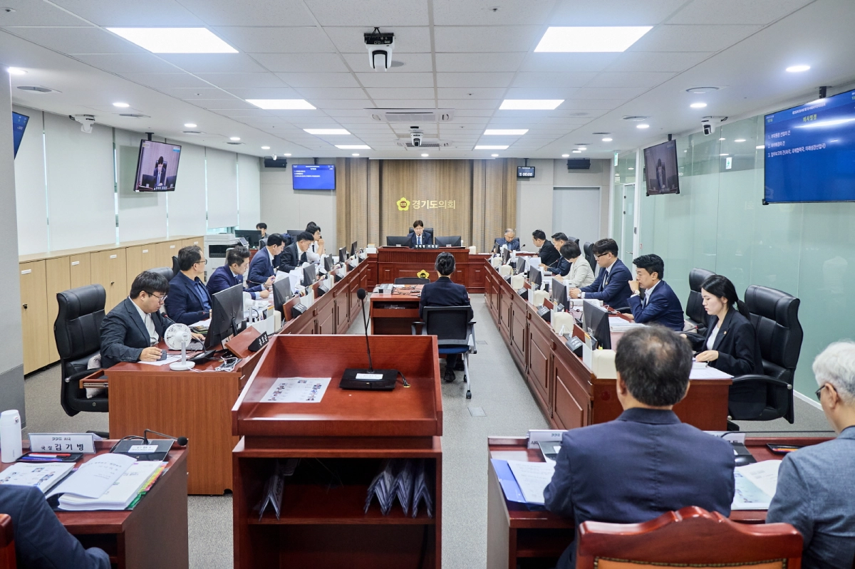 ▲경기도의회 미래과학협력위원회가 소관 부서 및 산하 공공기관 업무보고를 받고 도내 첨단산업 및 미래 현안을 점검하고 있다. (사진=경기도의회)