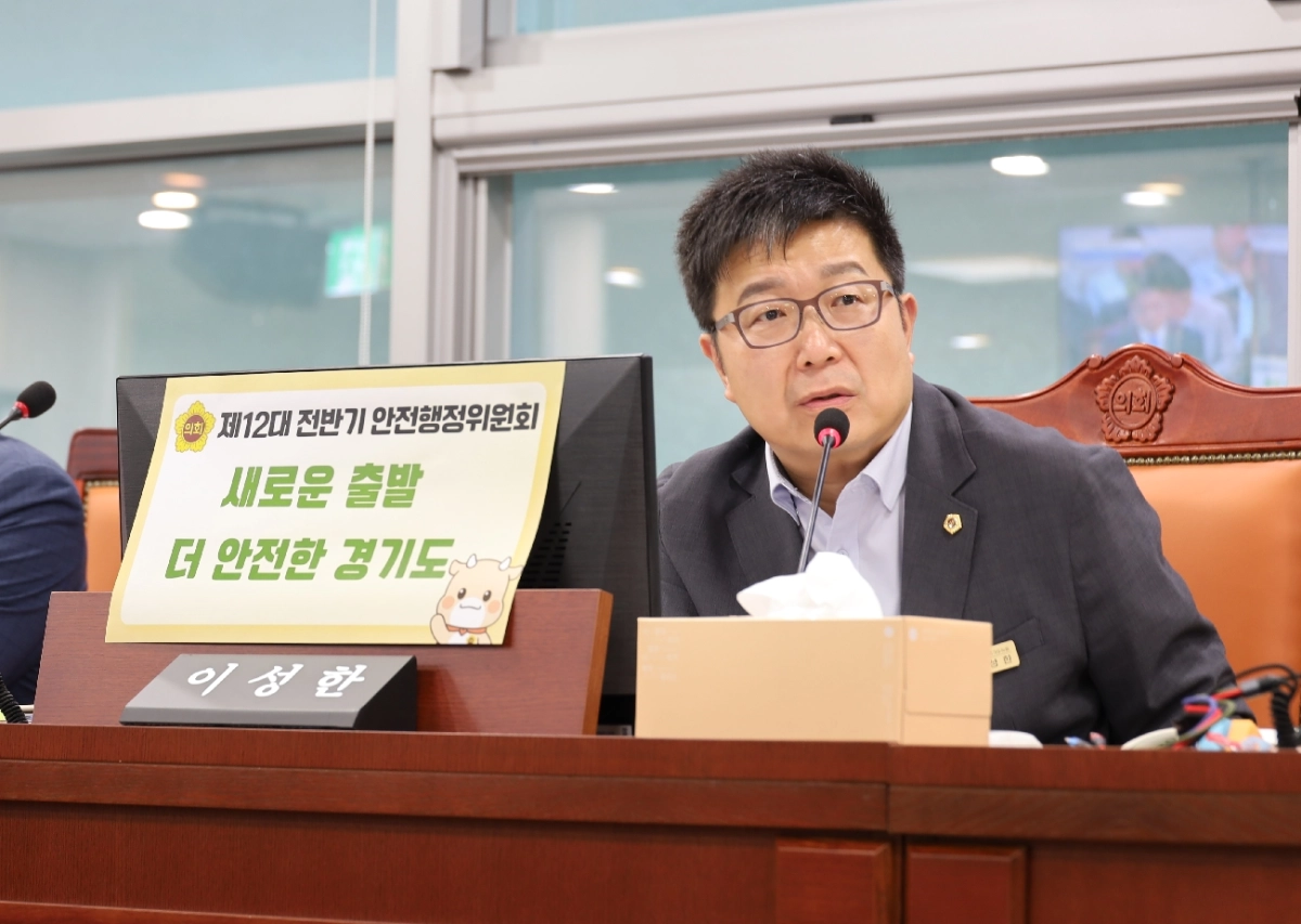 ▲안전행정위원회 이성한 의원이 제392회 임시회 소관 부서 업무보고에서 금정굴 평화공원 조성 및 도민 안전 대책 마련을 주문하고 있다. (사진=경기도의회)