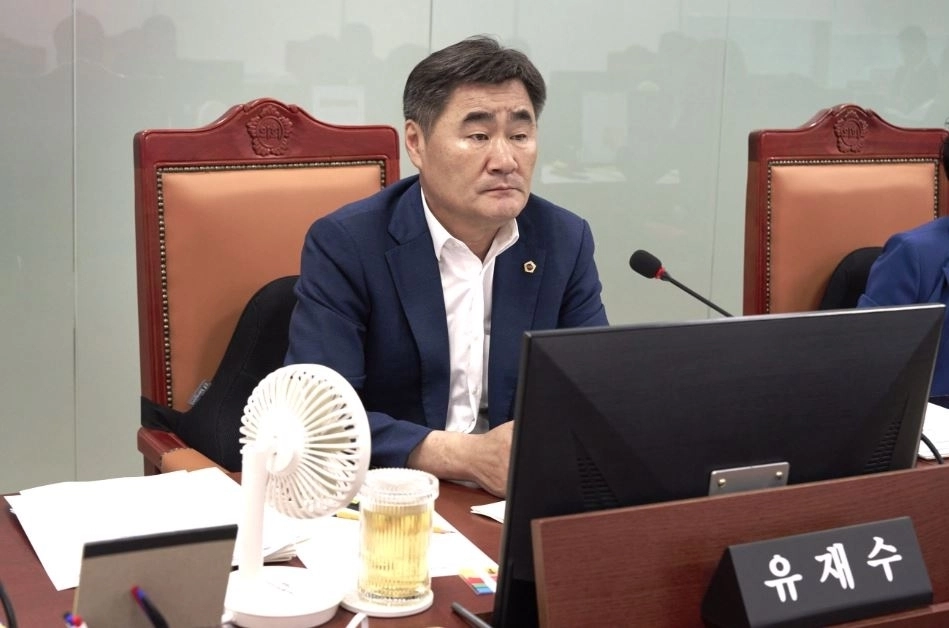 ▲ 지난 21일 열린 건설국, 건설본부, 철도항만물류국, 경기국제공항추진단, 경기평택항만공사 업무보고에 참석한 유재수 의원(사진=경기도의회)